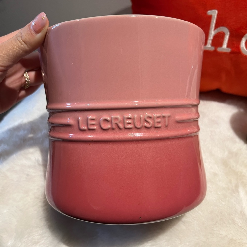 ❌SOLD❌        LE CREUSET UTENSIL HOLDER/ CROCK in PINK!